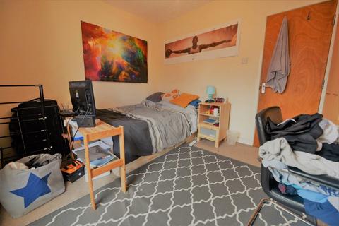 8 bedroom house to rent, 25 & 28 Welton Place