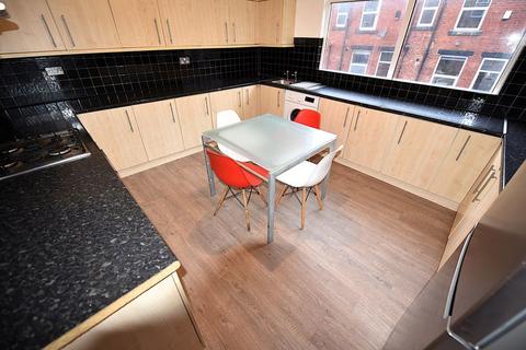 6 bedroom house to rent, 60 Manor Drive