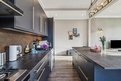 2 bedroom apartment to rent, Fishers Lane, London W4