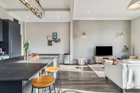 2 bedroom apartment to rent, Fishers Lane, London W4