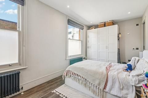 2 bedroom apartment to rent, Fishers Lane, London W4