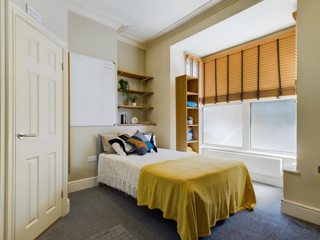 Bright, well-presented single bedroom with a co...