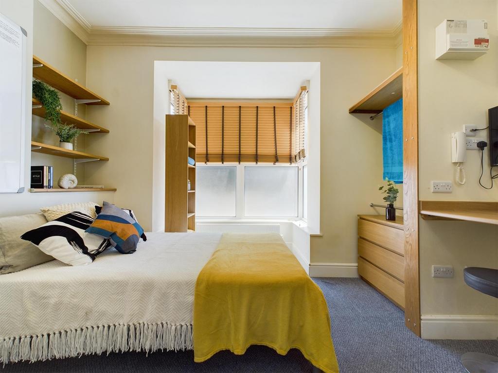 Bright, neatly presented double bedroom with bu...