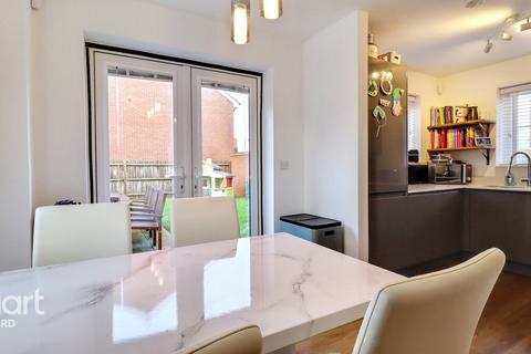 3 bedroom detached house for sale, Pipin Crescent, Ashford