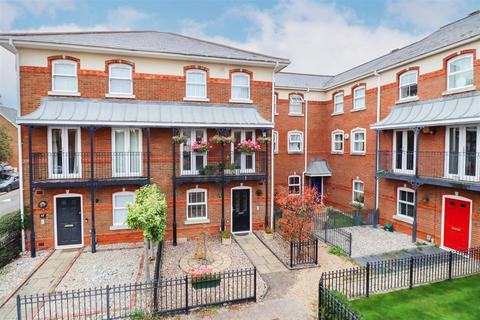 4 bedroom terraced house for sale, Turners Avenue, Fleet GU51