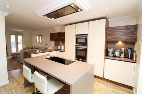 4 bedroom terraced house for sale, Turners Avenue, Fleet GU51