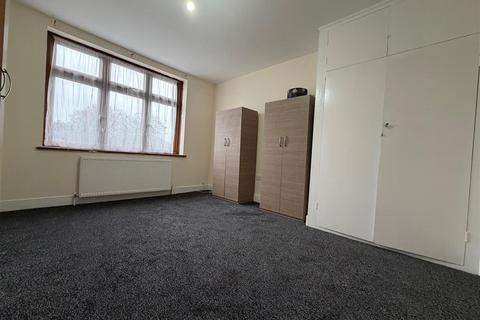 4 bedroom semi-detached house to rent, Evanston Gardens, Redbridge