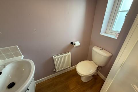 3 bedroom semi-detached house to rent, Oxley Park