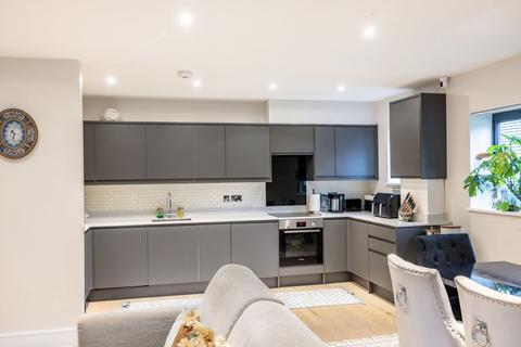 3 bedroom flat for sale, Higher Drive, Bennat Apartments, CR8