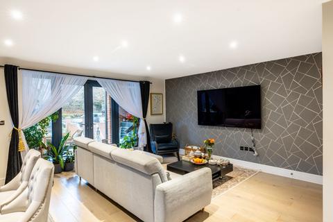 3 bedroom flat for sale, Higher Drive, Bennat Apartments, CR8