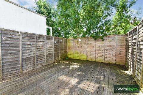 2 bedroom maisonette to rent, Cardrew Close, North Finchley N12