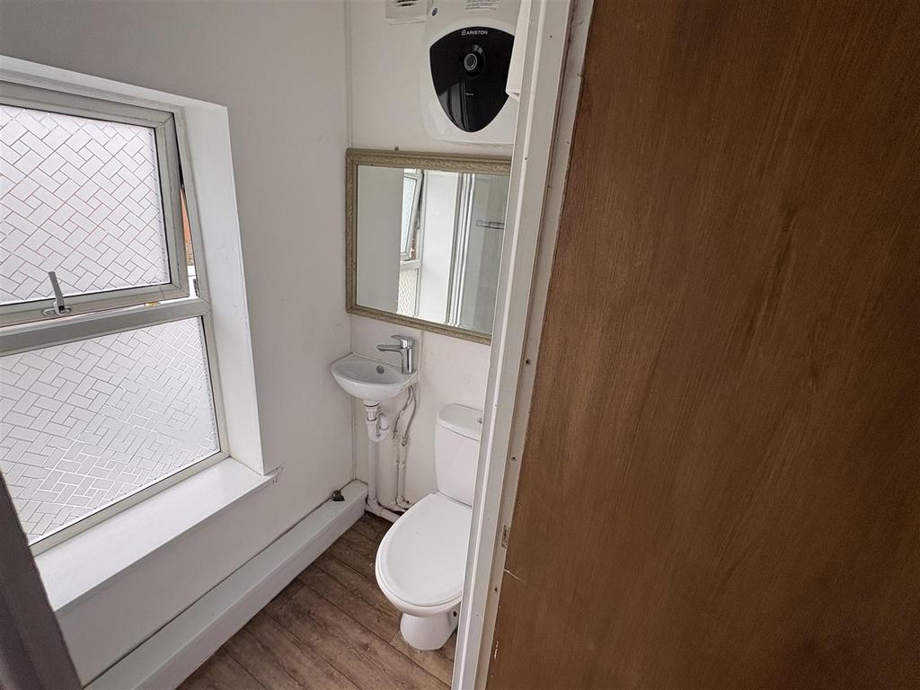 64 A King Street Bathroom .jpeg