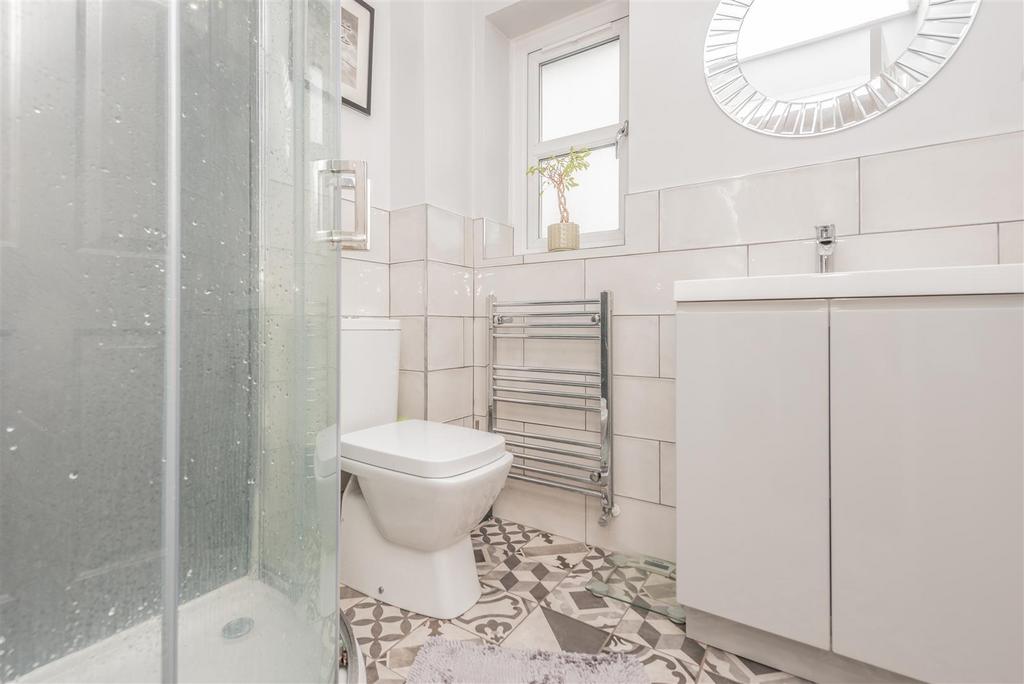 En-suite Shower Room / WC: