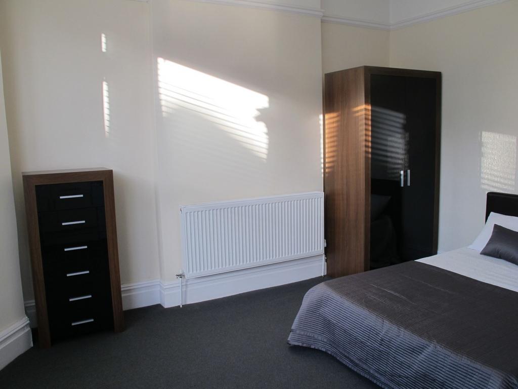 Bright, tidy double bedroom with contemporary d...