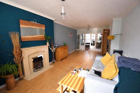 3 bedroom end of terrace house for sale, Prince Avenue, Westcliff-On-Sea
