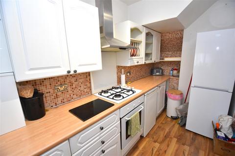 3 bedroom end of terrace house for sale, Prince Avenue, Westcliff-On-Sea
