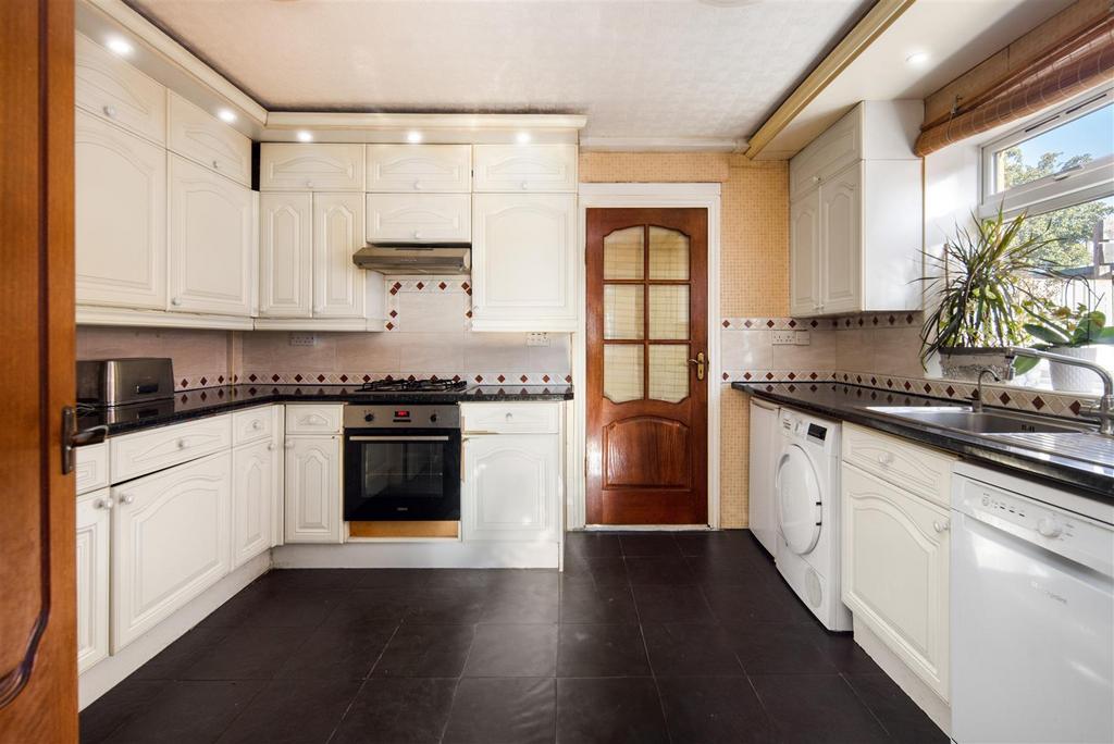 13 Kitchen.jpg