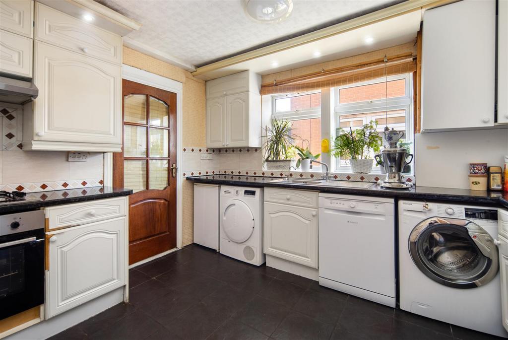 14 Kitchen.jpg