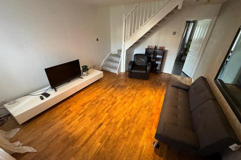 2 bedroom semi-detached house to rent, Velour Close, Salford M3