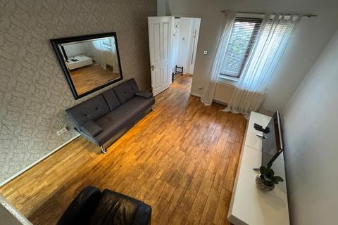 2 bedroom semi-detached house to rent, Velour Close, Salford M3