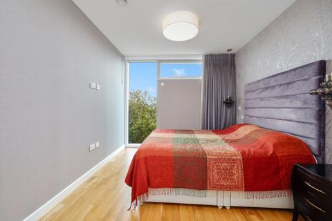 2 bedroom flat to rent, Colonial Drive, London, W4
