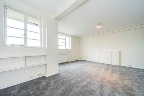 Studio to rent, Sheen Road, Richmond TW9