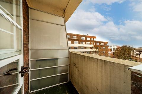 Studio to rent, Sheen Road, Richmond TW9