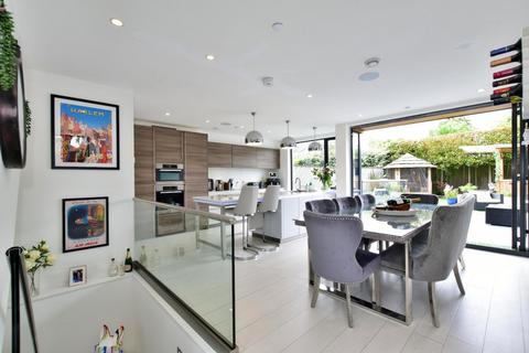4 bedroom detached house to rent, Adrian Road, Abbots Langley, WD5