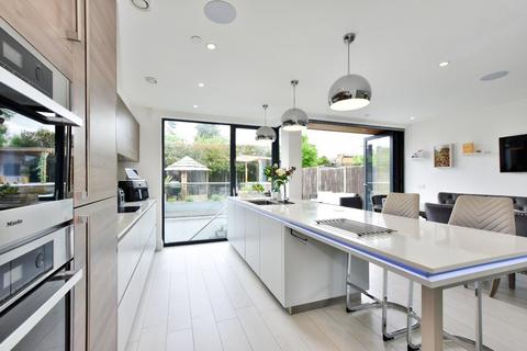 4 bedroom detached house to rent, Adrian Road, Abbots Langley, WD5
