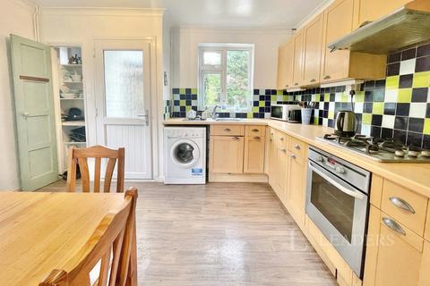4 bedroom semi-detached house to rent, Coniston Close, NR5