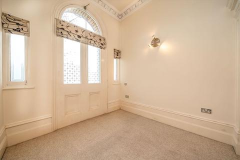 2 bedroom flat to rent, Rosslyn Road, Twickenham TW1