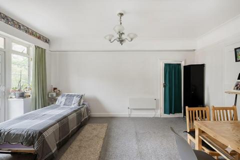 2 bedroom flat for sale, Belsize Avenue, London, NW3