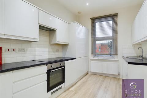 3 bedroom maisonette to rent, High Street, Hornsey, N8