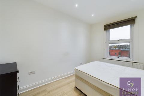 3 bedroom maisonette to rent, High Street, Hornsey, N8