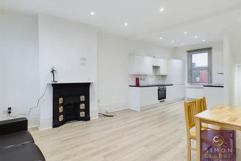 3 bedroom maisonette to rent, High Street, Hornsey, N8
