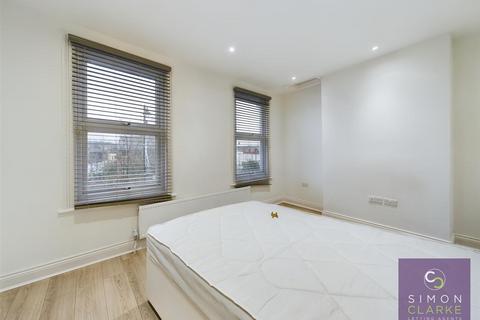 3 bedroom maisonette to rent, High Street, Hornsey, N8
