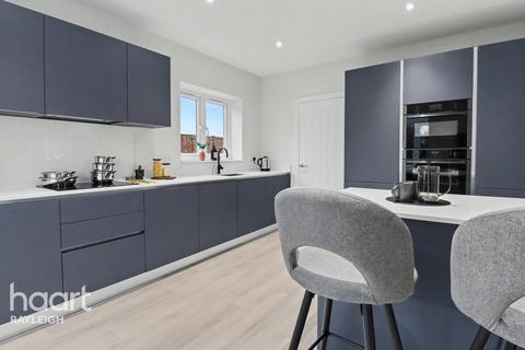 4 bedroom detached house for sale, London Road, Rayleigh