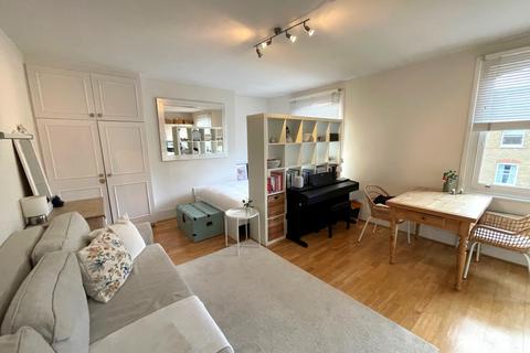 Studio to rent, Alexandra Grove, Finsbury Park, N4