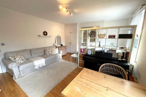Studio to rent, Alexandra Grove, Finsbury Park, N4