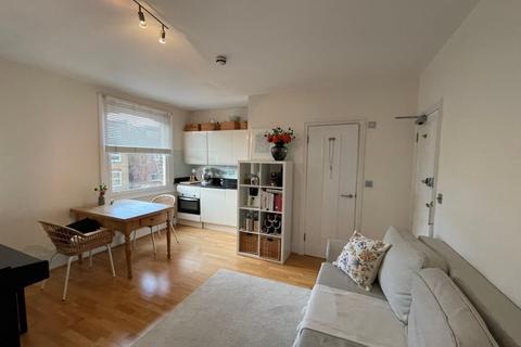 Studio to rent, Alexandra Grove, Finsbury Park, N4