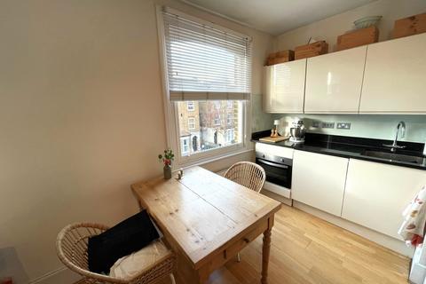 Studio to rent, Alexandra Grove, Finsbury Park, N4