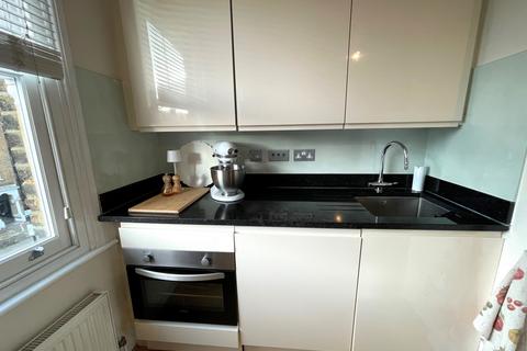 Studio to rent, Alexandra Grove, Finsbury Park, N4