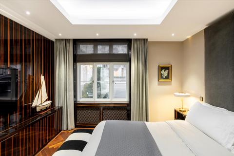 undefined, Chesterfield Gardens, Mayfair, London, W1J