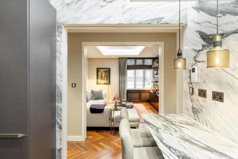 1 bedroom flat for sale, Chesterfield Gardens, Mayfair, London, W1J