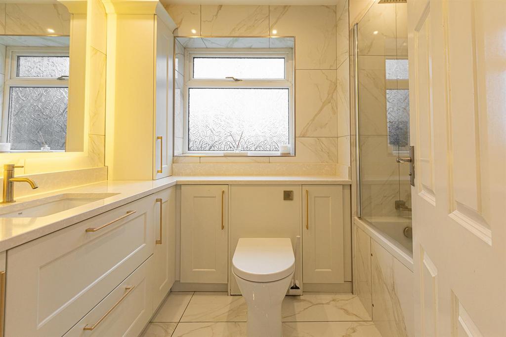 FAMILY BATHROOM &amp; SHOWER