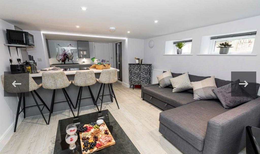 Lounge to Kitchen
