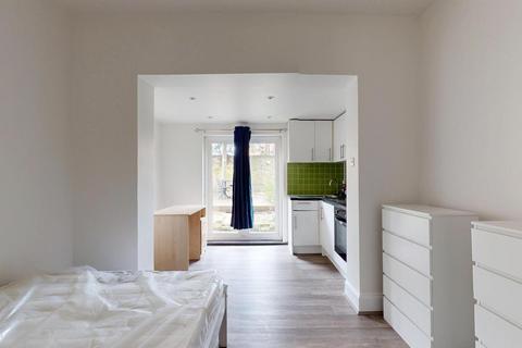 Studio to rent, Matheson Road, London W14