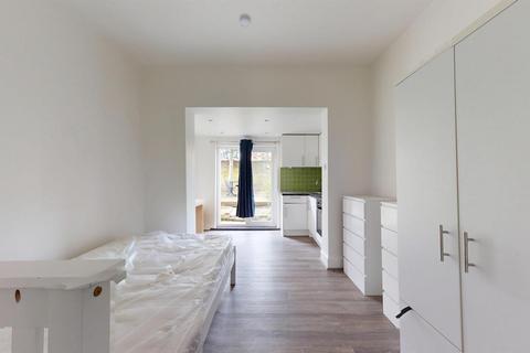 Studio to rent, Matheson Road, London W14