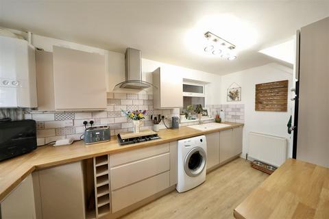 4 bedroom semi-detached house for sale, St. Andrews Way, Hull