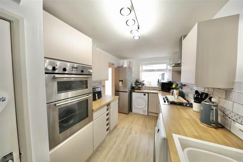4 bedroom semi-detached house for sale, St. Andrews Way, Hull
